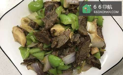 怎样用青椒洋葱香菇炒卤牛肉