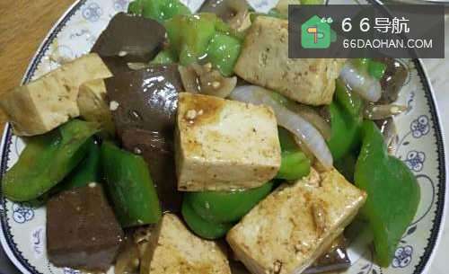 洋葱青椒炒鸭血的做法
