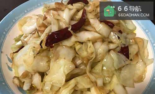 蒜蓉干辣椒炒白色结实的包菜
