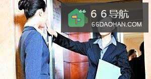 陪同客人乘电梯时该怎么做