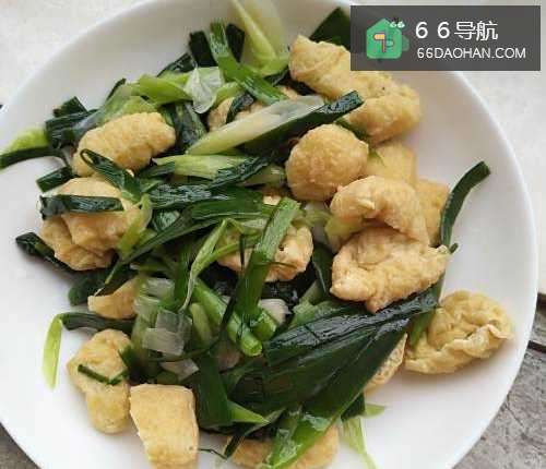 油炸豆腐与蒜苗的简单做法