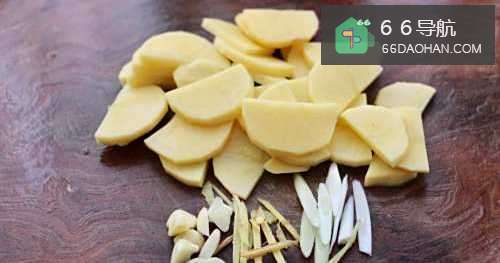 【土豆焖黄鱼】简单做法