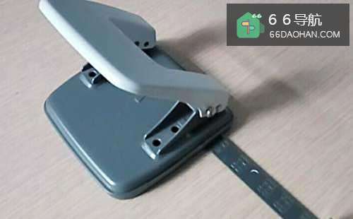 得力打孔机使用方法