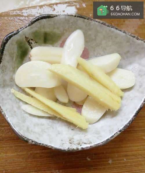 胡萝卜炒五花肉的做法