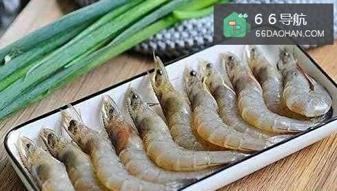 清淡爽口,色泽纯正的香葱炒虾仁