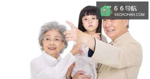 公公婆婆抢着带孙子怎么处理？