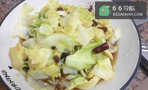 家常手撕包菜,做法简单,味道清甜。
