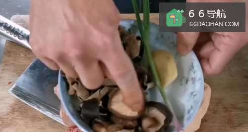 香菇木耳蒸鸡这么做，3人不够吃，连汁都拌饭了