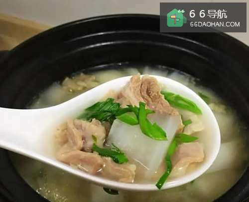 清炖羊肉汤这样做最好吃,汤浓味鲜没膻味。