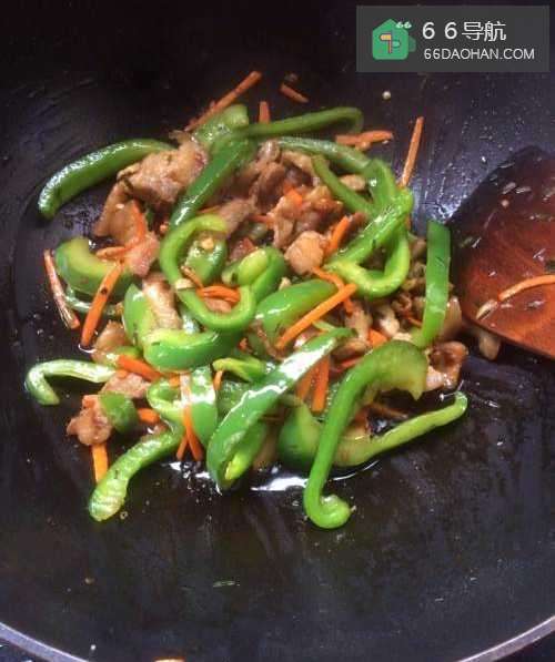 简单美味可口的青椒炒五花肉