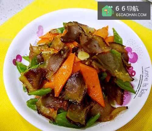 腊肉炒什么菜好吃 胡萝卜青椒炒腊肉的做法