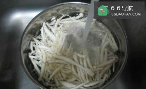 【海鲜菇小炒肉】简单做法