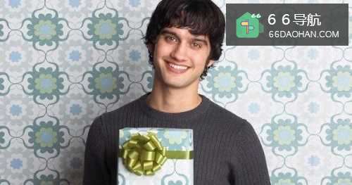 性格内向不善言辞的女生怎么让男友主动送礼物