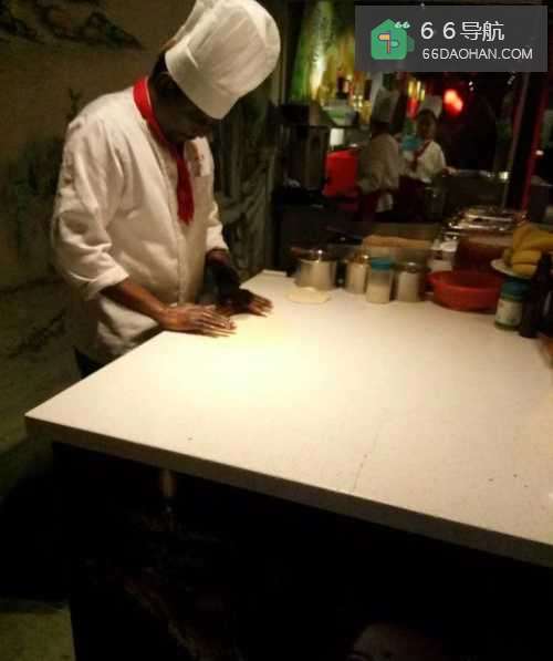 饭店里现场是怎么样做香葱味印度飞饼？