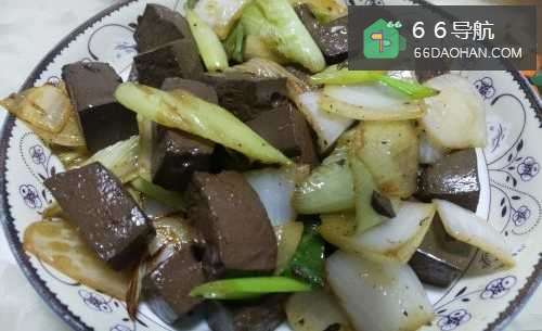 大葱炒鸭血的做法
