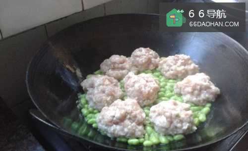 夏季家常菜——毛豆焖狮子头