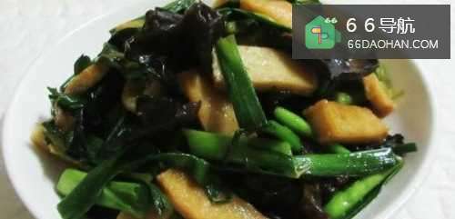怎么炒出一份美味的黑木耳鱼豆腐炒大蒜?