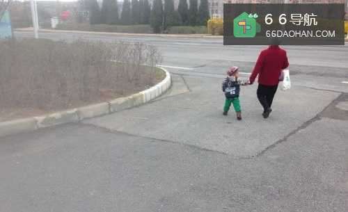 老人带孩子要安全行走不要横穿马路