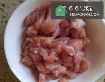 秋葵炒肉丁的家常做法是如何的呢？