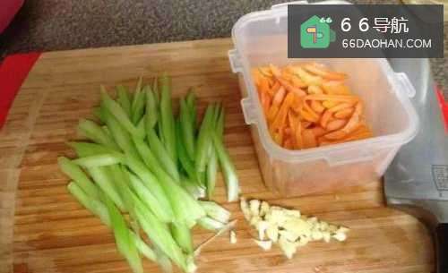 怎样做出家常菜系列之胡萝卜辣炒芹菜