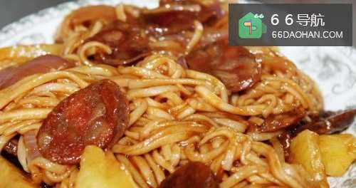 土豆洋葱腊肠焖面