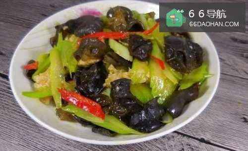 家常菜黑木耳香芹炒肉片