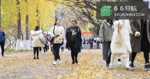 当一个女孩喜欢你时会有哪些身体语言?