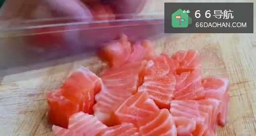 三文鱼这样做,酸辣入味,一整条鱼不够吃