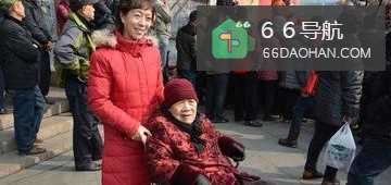 怎样关心老人的生活