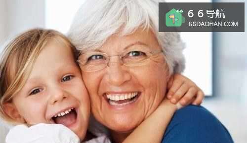 老人带孩子弊端