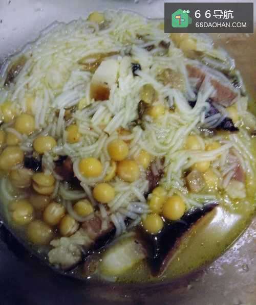 四川小吃腊肉豌豆炖粉条的做法