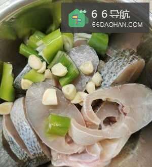 【砂锅焗鲈鱼】简单做法