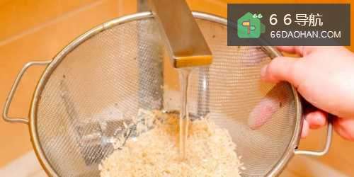 如何在电饭煲中煮糙米饭