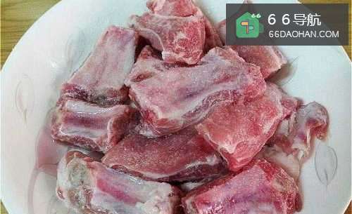 怎样做出家常菜系列之咸排骨皮蛋玉米砂锅粥