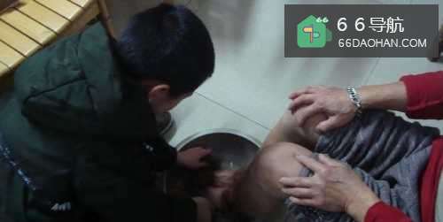 如何教孩子给老人洗脚