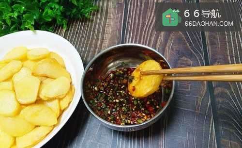 教你土豆片的新吃法,香辣脆口,好吃停不下来