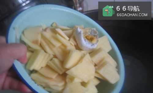 怎样用咸鸭蛋焖土豆片