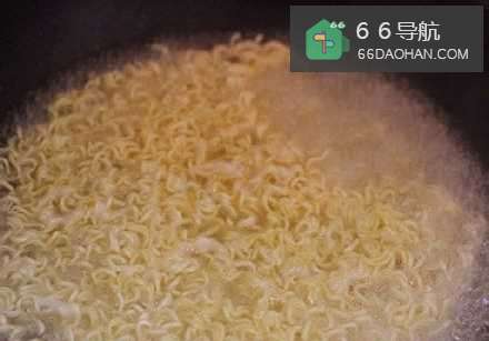 香肠煎蛋蔬菜炒方便面的做法