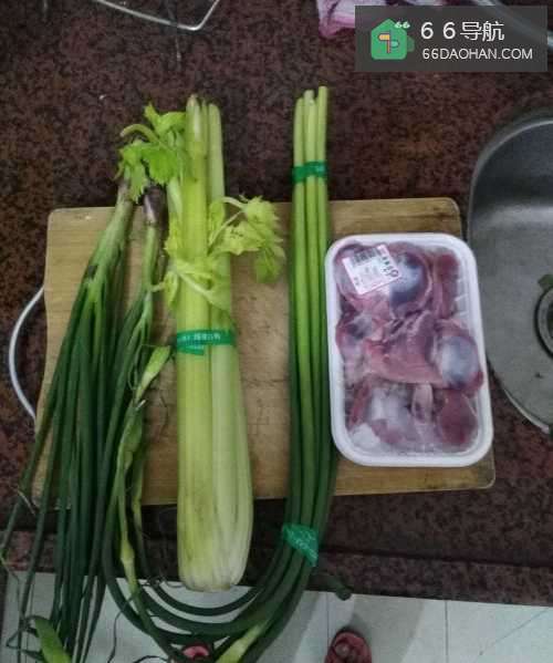 家常菜芹菜蒜苗炒鸭肾