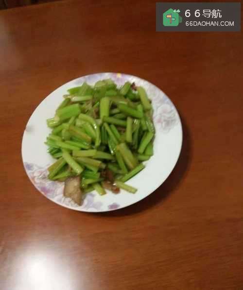 家常芹菜的炒法。