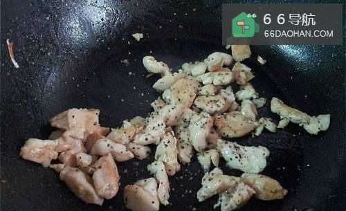 怎么样办出家常菜系列之黑椒芦笋鸡柳炒乌冬面