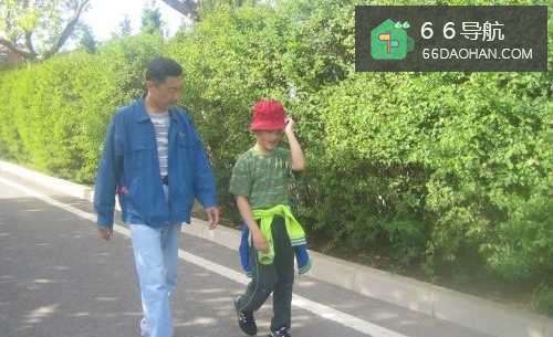 孩子怎么样在家人陪伴下安全行走