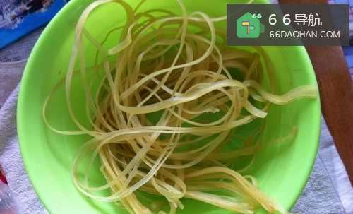 东北吉林的小吃热牛筋面做法（紫菜排骨味）