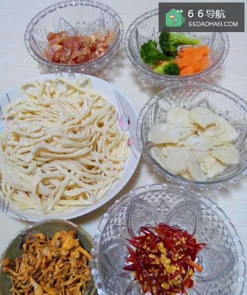虫草鸡丝鱼丸炒面