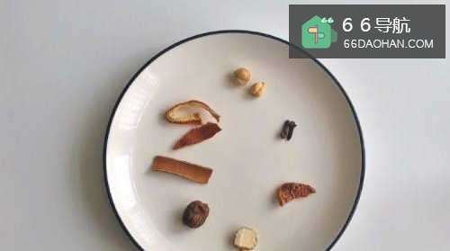 分享一下鸡丝凉面的家常做法。