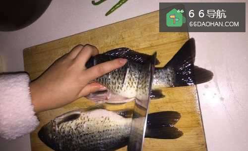 【家常菜：豆腐鲫鱼汤】的做法