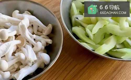 怎么处理出家常菜系列之凉拌西芹白玉菇