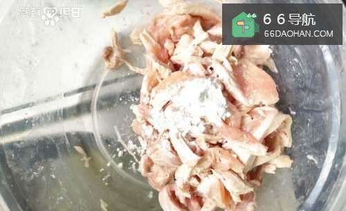 最简单的凉拌鸡胸肉做法来咯