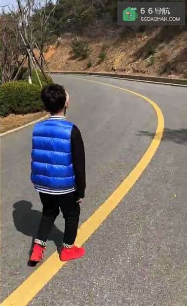 孩子不可以在道路上玩家长要告诉孩子怎样处理