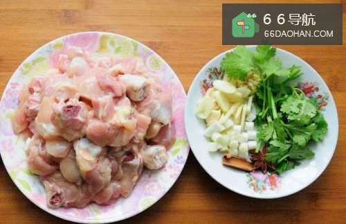 家常菜炒鸡块土豆怎样做呢？